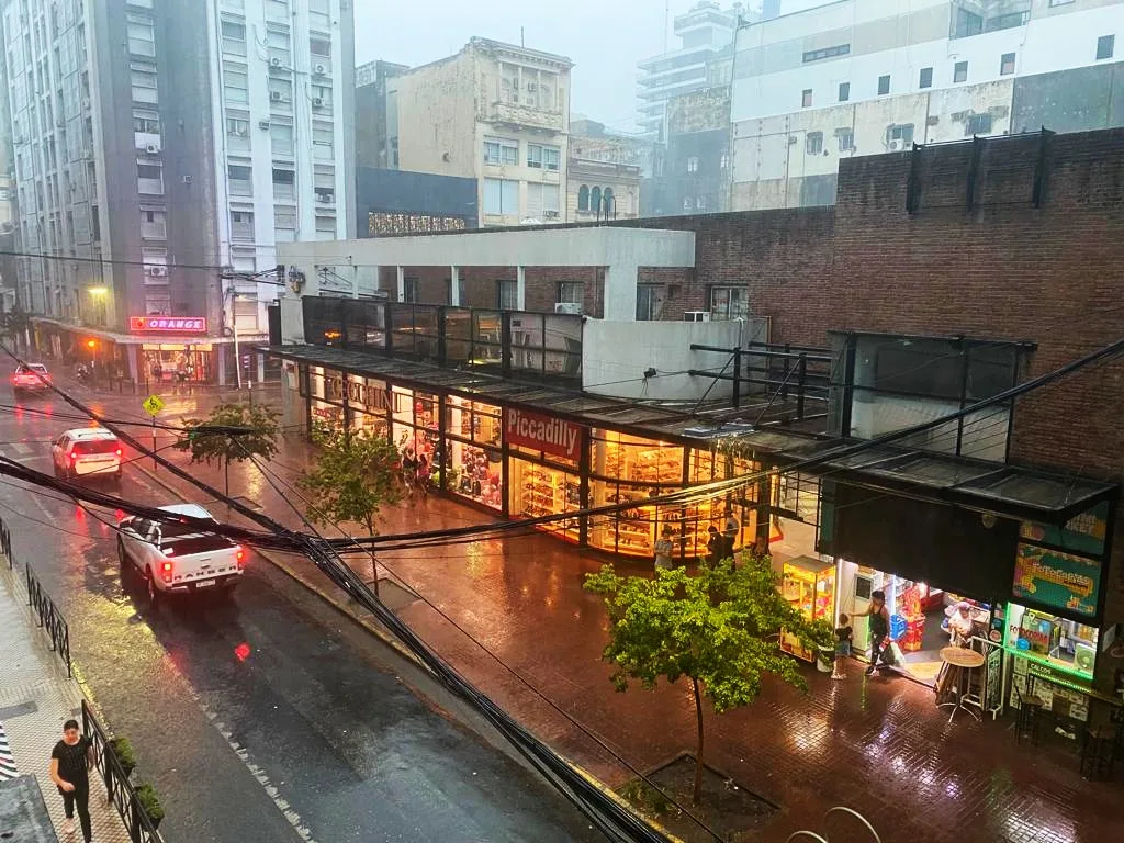 Alerta meteorológica amarilla para lo que resta del viernes en Rosario y recomendaciones ante la tormenta