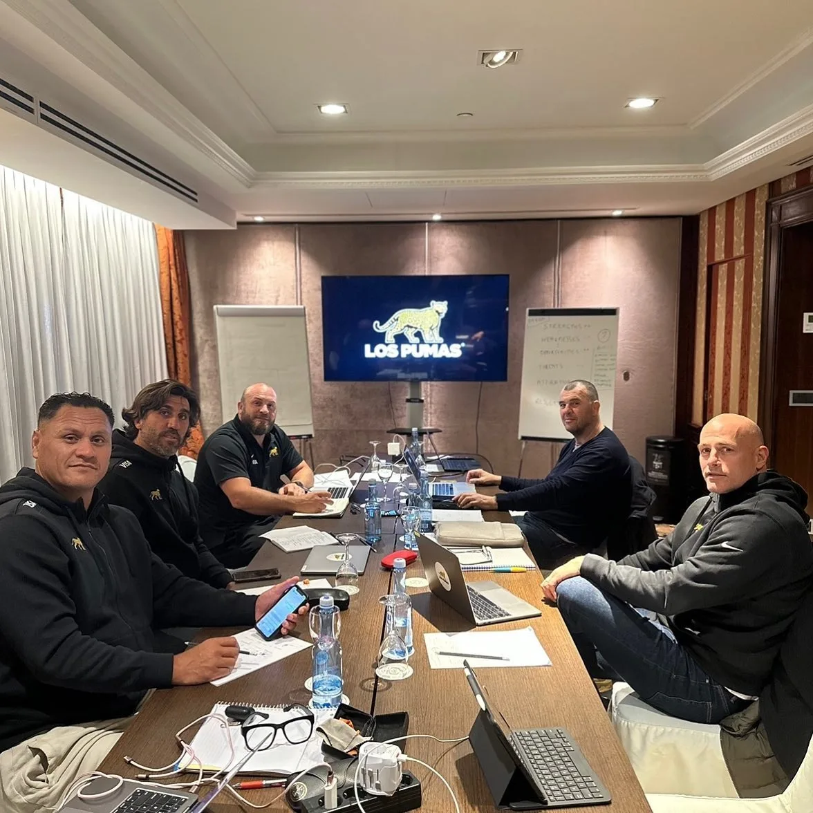 ¡A solas con Mike! El staff técnico de Los Pumas se juntó en Madrid