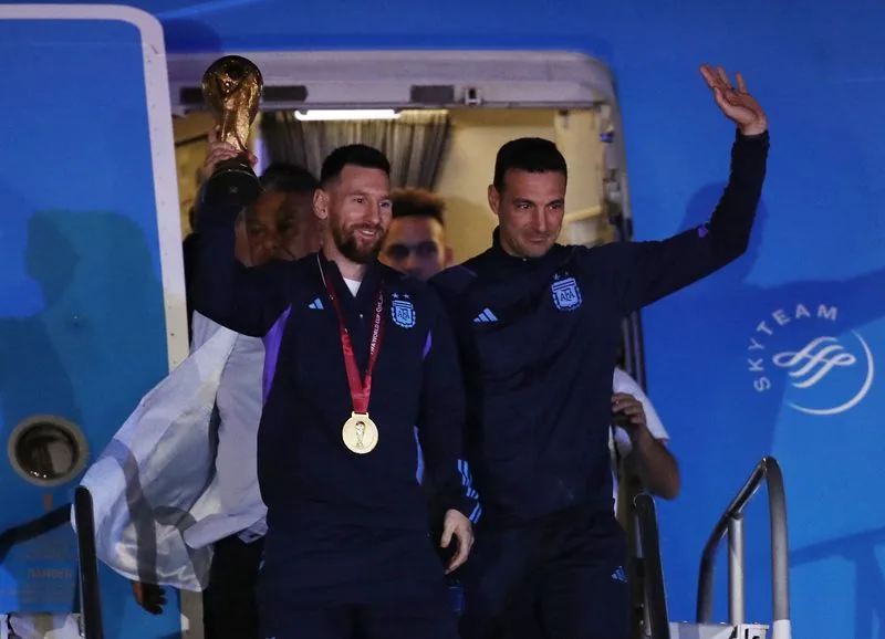 “Lo que transmite no lo vi nunca, en ninguna persona”, destacó Scaloni sobre el liderazgo de Messi