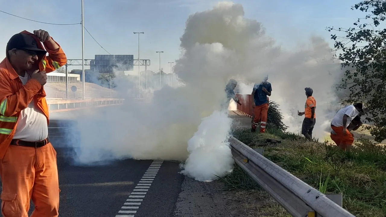 Tensión en el puerto: la policía reprimió a manifestantes y despejó el ingreso a la terminal
