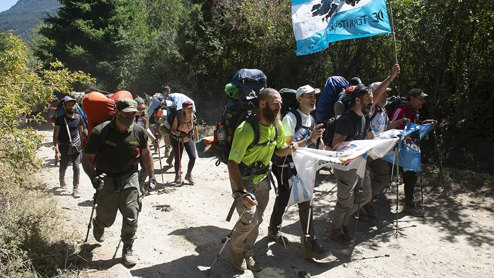 Comienza marcha de organizaciones a Lago Escondido para denunciar "un enclave británico mafioso"