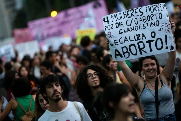 Brasil avanza con medidas para garantizar el aborto: apoyo del feminismo y críticas de conservadores