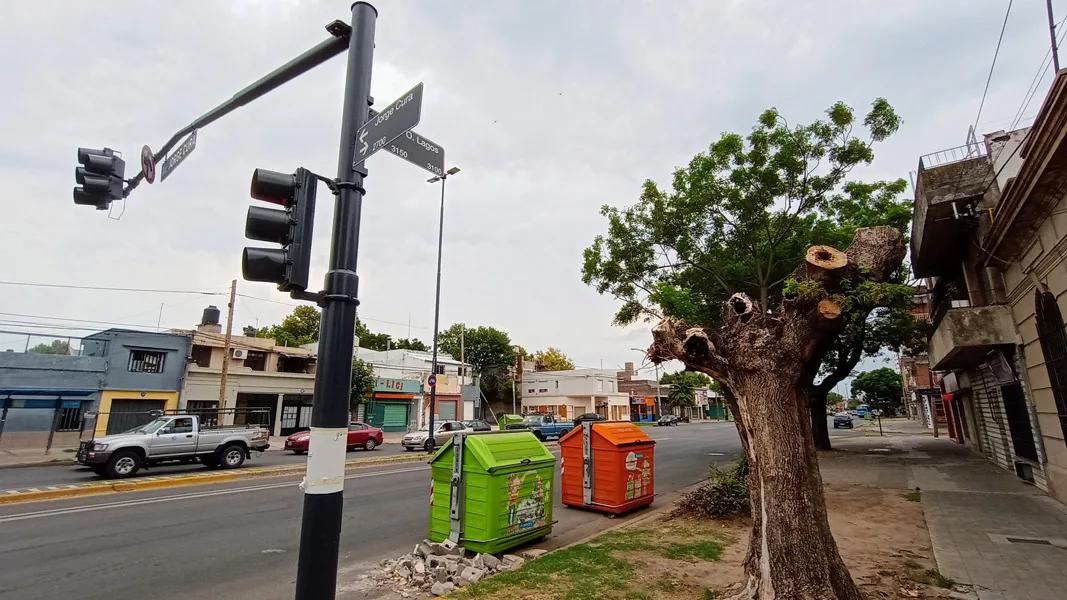 Dupla en moto se puso a la par de un automovilista y le disparó una decena de veces
