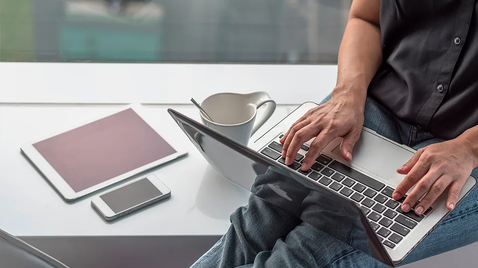 Aclaran que el beneficio de Internet para jubilados y otros grupos tiene un mínimo costo