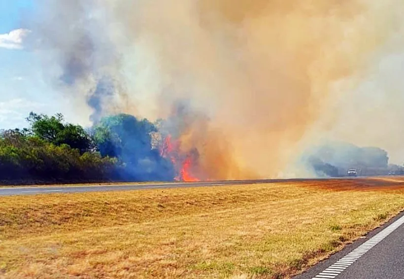 Sorpresa de chofer: se le prendieron fuego las bobinas de papel que transportaba en el camión