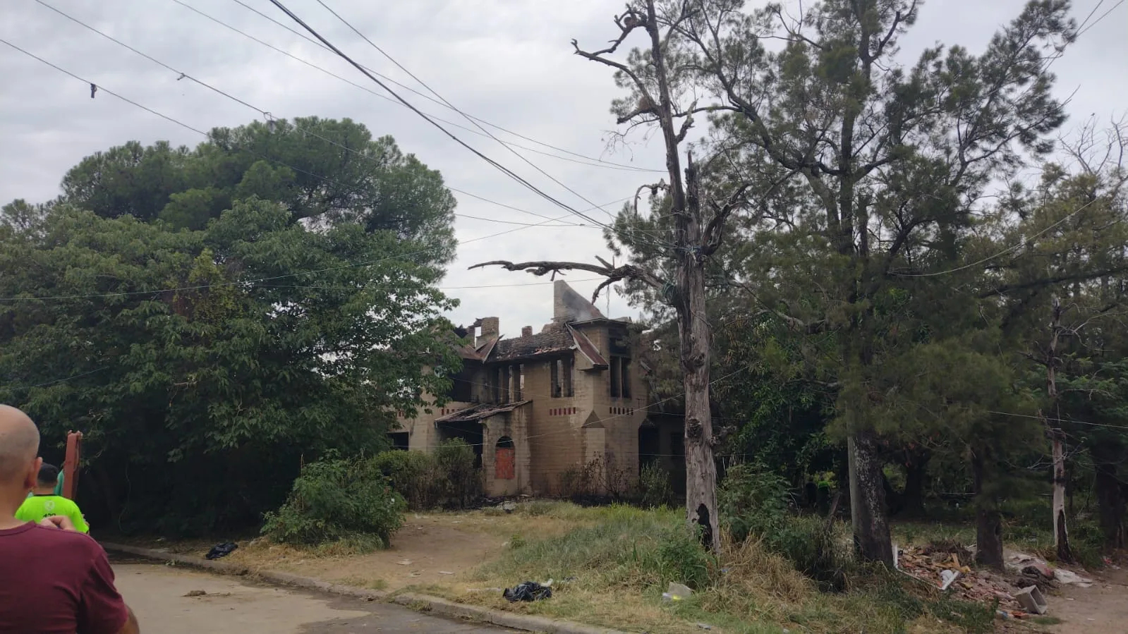 Se reavivó el fuego en la casona que es patrimonio histórico en la zona sur