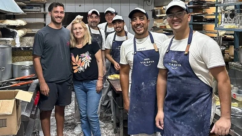 Celia Messi fue a comer a una conocida pizzería rosarina de Pellegrini y no pararon de pedirle fotos
