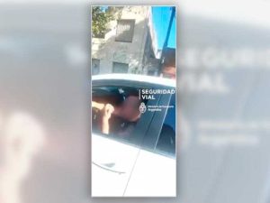 Comisario inspector "chapeó" en un control vehicular y le suspendieron la licencia de conducir