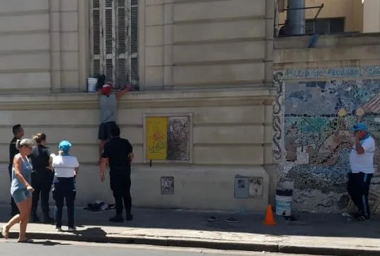 Detienen en pleno centro de Rosario a un cuidacoches tras ser acusado por "amenazas y extorsión"