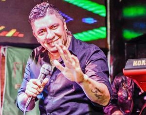 Daniel Salinas, ex cantante de la banda de música tropical Kábala, quedó en coma tras una golpiza