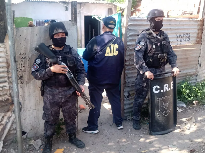 Un preso y su novia fueron acusados por una extorsión y seis intentos a comerciantes del sudoeste