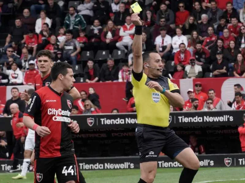 Polémica en el Mundo Newell's por la designación de Fernando Espinoza para el duelo ante Vélez