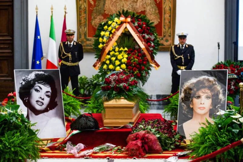 Los restos de Gina Lollobrigida son despedidos por seguidores y familiares en Roma