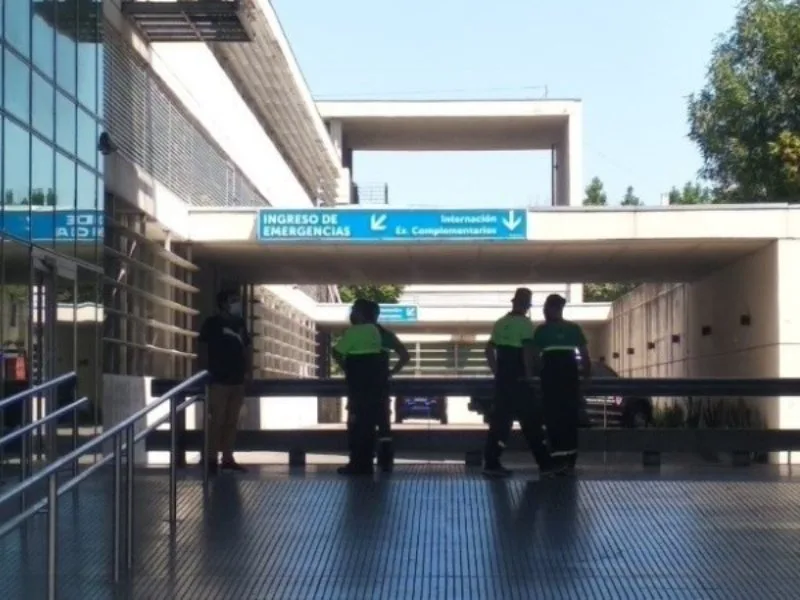 Dupla en moto disparó una docena de veces y dejó a dos jóvenes heridos graves en Ludueña