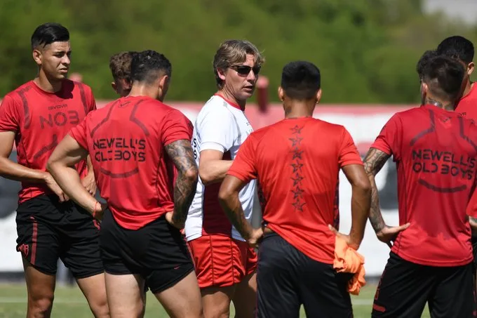 Gabriel Heinze quiere tres refuerzos más y se puso al hombro la búsqueda