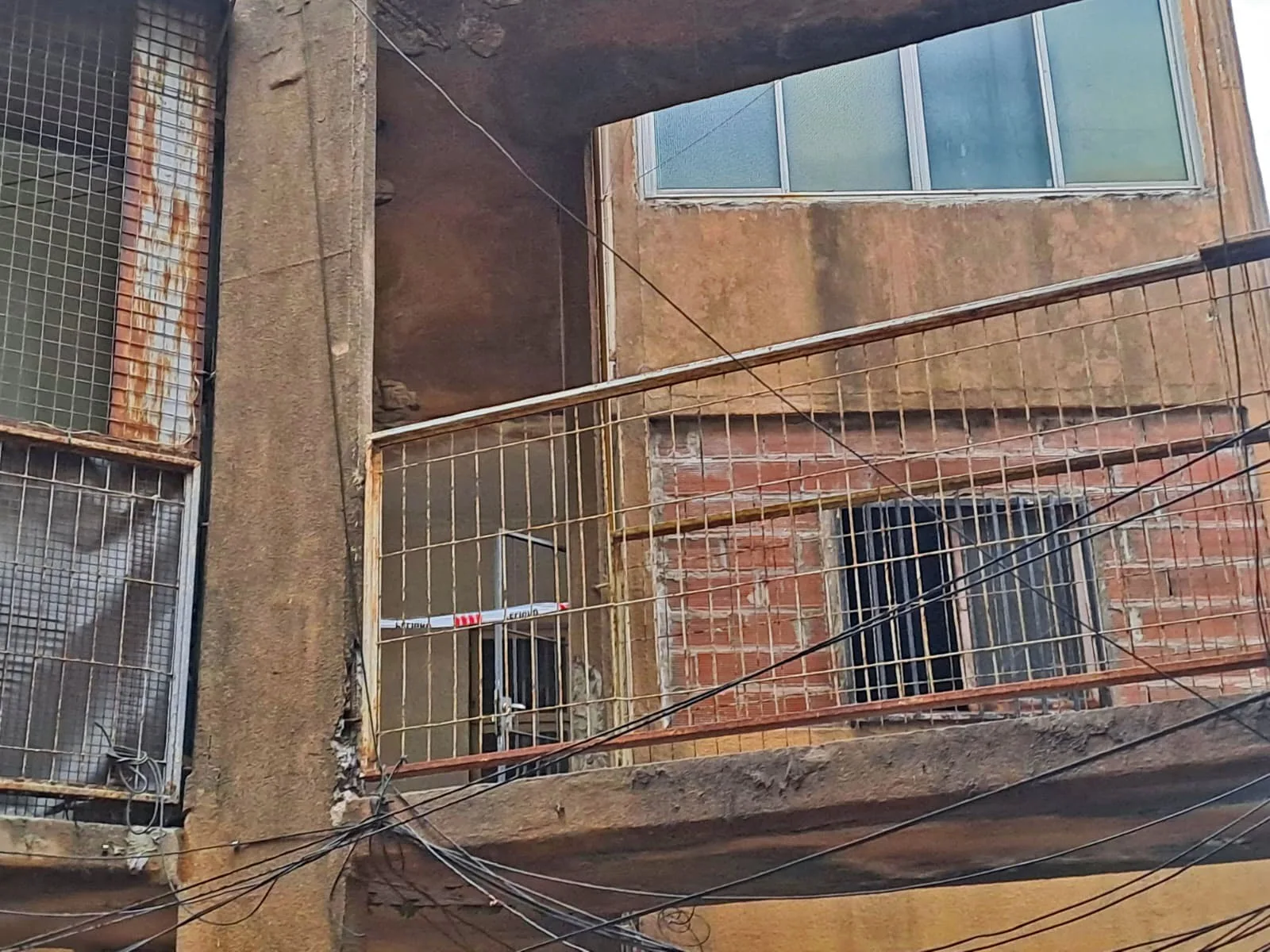 Murió una mujer de 68 años tras prenderse fuego parte de su departamento Fonavi de zona oeste