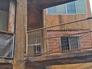 Murió una mujer de 68 años tras prenderse fuego parte de su departamento Fonavi de zona oeste