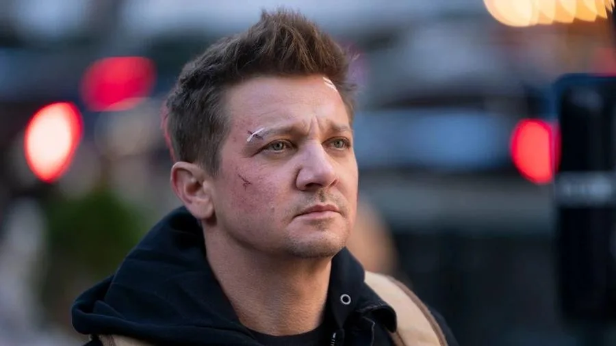 El actor Jeremy Renner se recupera en su casa tras el grave accidente que sufrió en Año Nuevo
