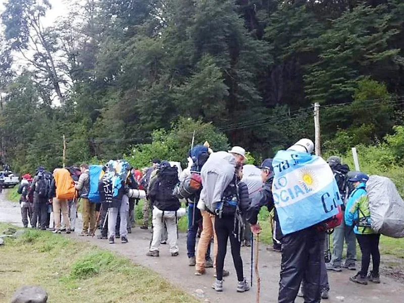 Día clave: columnas se acercan al lago Escondido y un juez dispuso protección a manifestantes