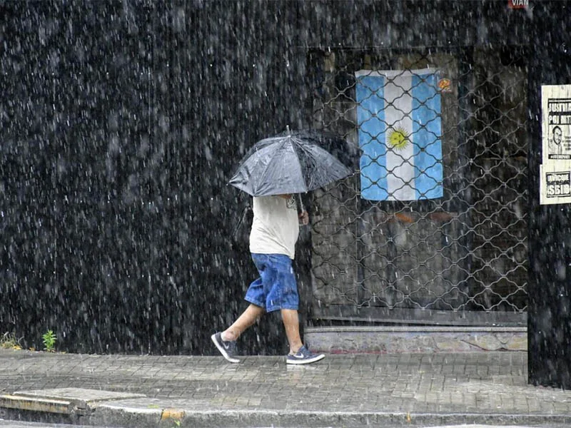 Hay alerta por tormentas en toda la provincia de Santa Fe: se viene un viernes a pura lluvia