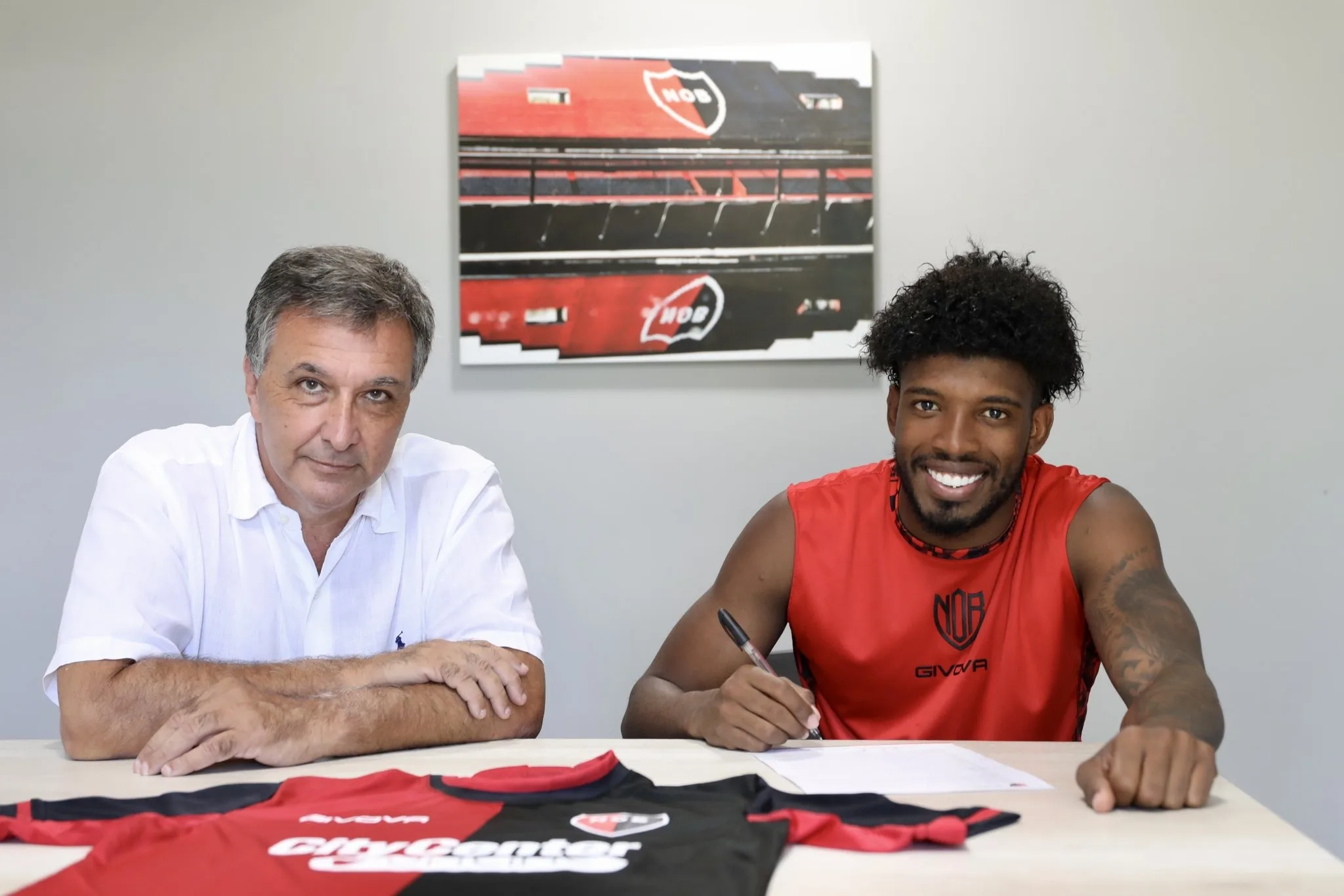 ¡Puso el gancho! Jherson Mosquera firmó contrato con Newell's por 3 años