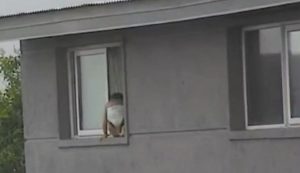 Rescatan a un niño de tres años que se estaba por caer desde un segundo piso en Córdoba