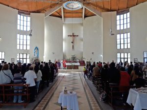 Entró por un ventanal a una parroquia de zona sur pero se cayó hacia el interior y está grave