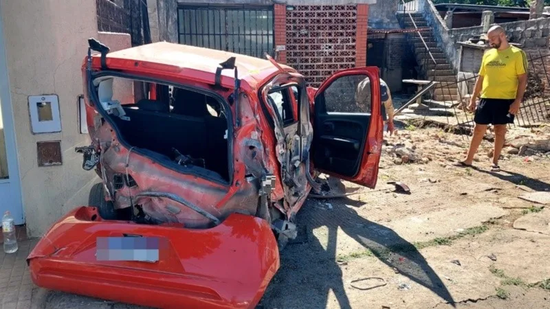 Una joven que regresaba de una fiesta chocó y destrozó parte del frente de una casa en zona norte