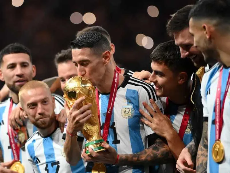 Juego de campeones: Di María y Paredes pesaron sus medallas de oro y se llevaron una sorpresa