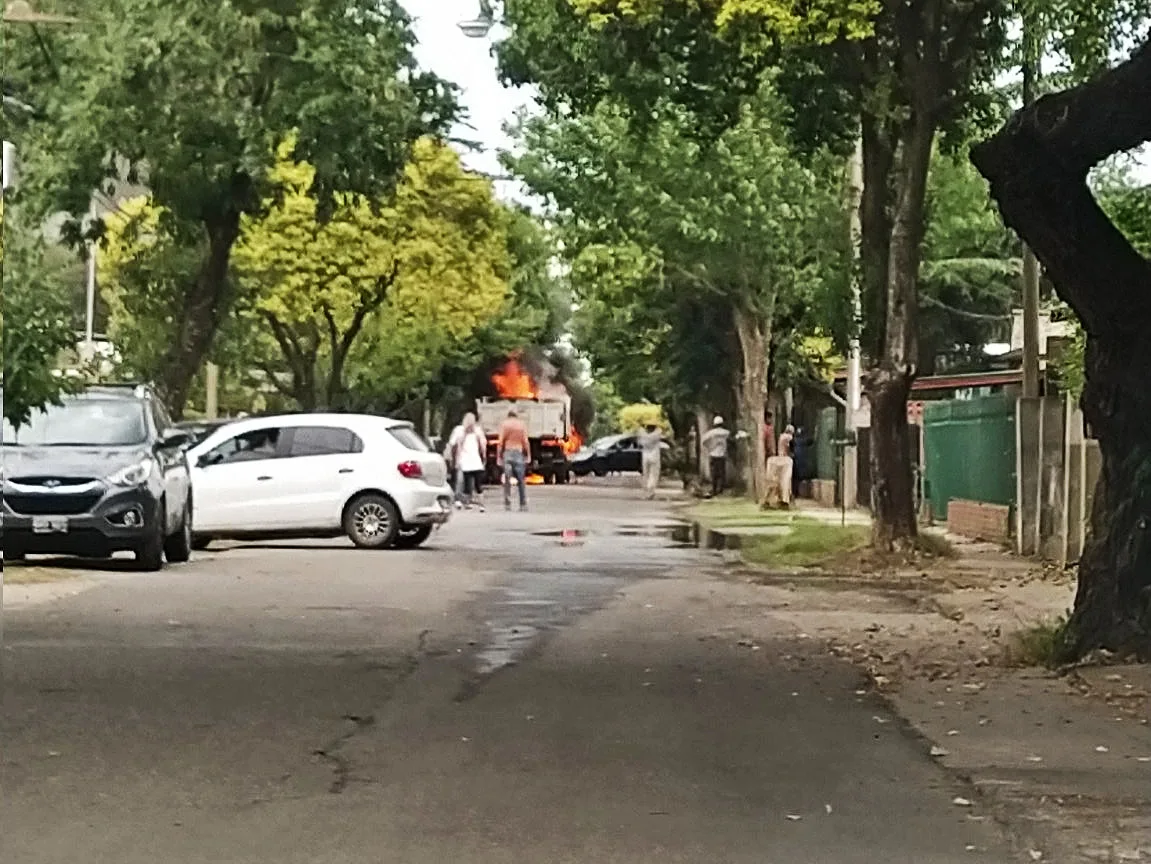 Fueron para una reparación por baja presión de agua y se terminó quemando un camión y un árbol