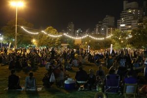 Vuelven los picnics nocturnos a los parques de la ciudad