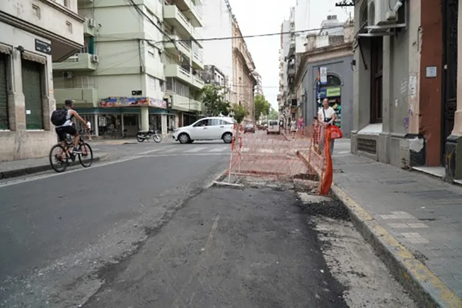 Se realizan trabajos de bacheo y nuevas carpetas asfálticas en Buenos Aires al 800