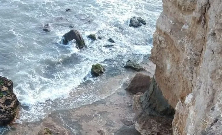 Mar del Plata: cayó al vacío desde un acantilado de 10 metros y está grave