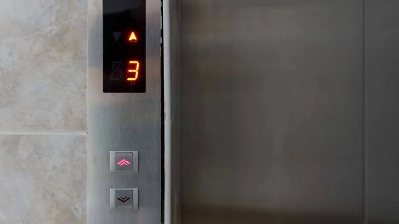 Escándalo y repudio en un edificio en Chubut: encuentran a dos personas teniendo sexo en el ascensor