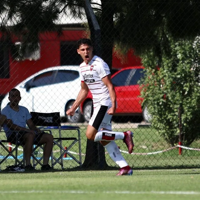 Buen debut preliminar: la reserva leprosa ganó 2-0 con goles de Sartori