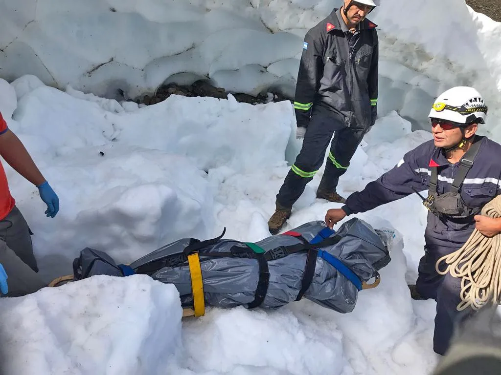 Derrumbe de hielo y piedra causó la muerte de un turista en el cerro Hielo Azul de El Bolsón