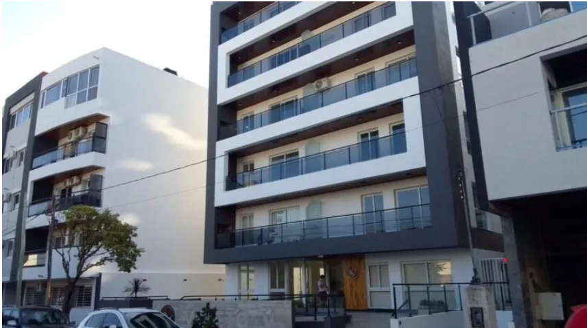 Una niña de 2 años cayó desde el balcón de un 5° piso y está muy grave