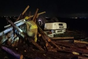 Despistó y volcó un camión: el conductor y su acompañante murieron en el acto