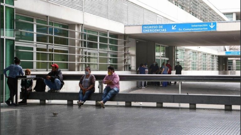 Brutal agresión a un policía en un partido de fútbol en Carcarañá: está internado grave en el Heca