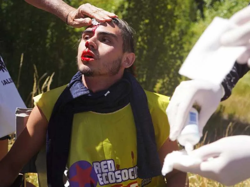 Peones de Lewis golpearon y retienen a los manifestantes en el ingreso a Lago Escondido