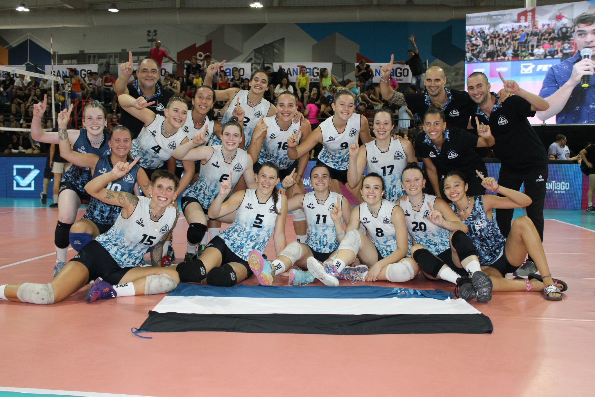 El equipo femenino de Sonder festejó el ascenso a la máxima categoría con un campeonato