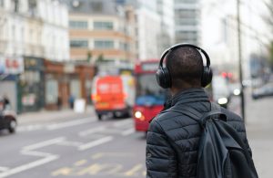 Recomiendan "períodos de descanso" en uso de auriculares para evitar baja de la audición
