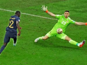 "Dibu" Martínez: "No me pesó la final, la jugué como lo hacía en la plaza de Mar del Plata"