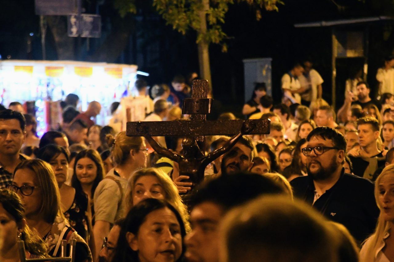 “Nuestro enemigo mañana puede ser nuestro amigo”: Ignacio Peries encabezó  otro histórico Vía Crucis – Diario El Ciudadano y la Región
