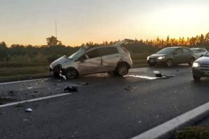Mujer resultó con fracturas tras perder el control de su auto en la autopista a Córdoba