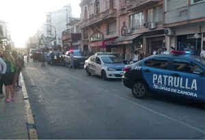 Un vendedor ambulante le insistía a una mujer, pero el esposo creyó que la estaba robando y lo mató