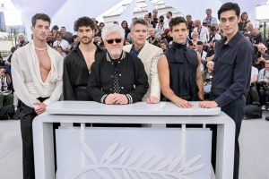 Festival de Cannes: un corto de amor entre dos hombres, con la marca a fuego de Pedro Almodóvar