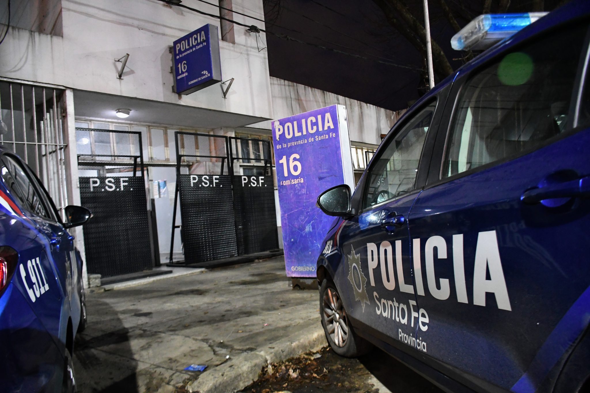 Como si nada: dos sedes de fuerzas de seguridad baleadas en Rosario a la misma hora este lunes
