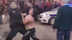 Video: una mujer borracha, a las trompadas con un policía en Jujuy