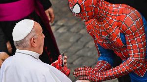 El papa Francisco recibió en la audiencia de los miércoles al hombre araña
